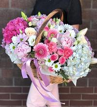Композиция солнечный день в Александровской Краснодарского края Цветочная композиция из Розы, Хризантемы, Пионы и Лизиантусы в корзине в Александровской Краснодарского края