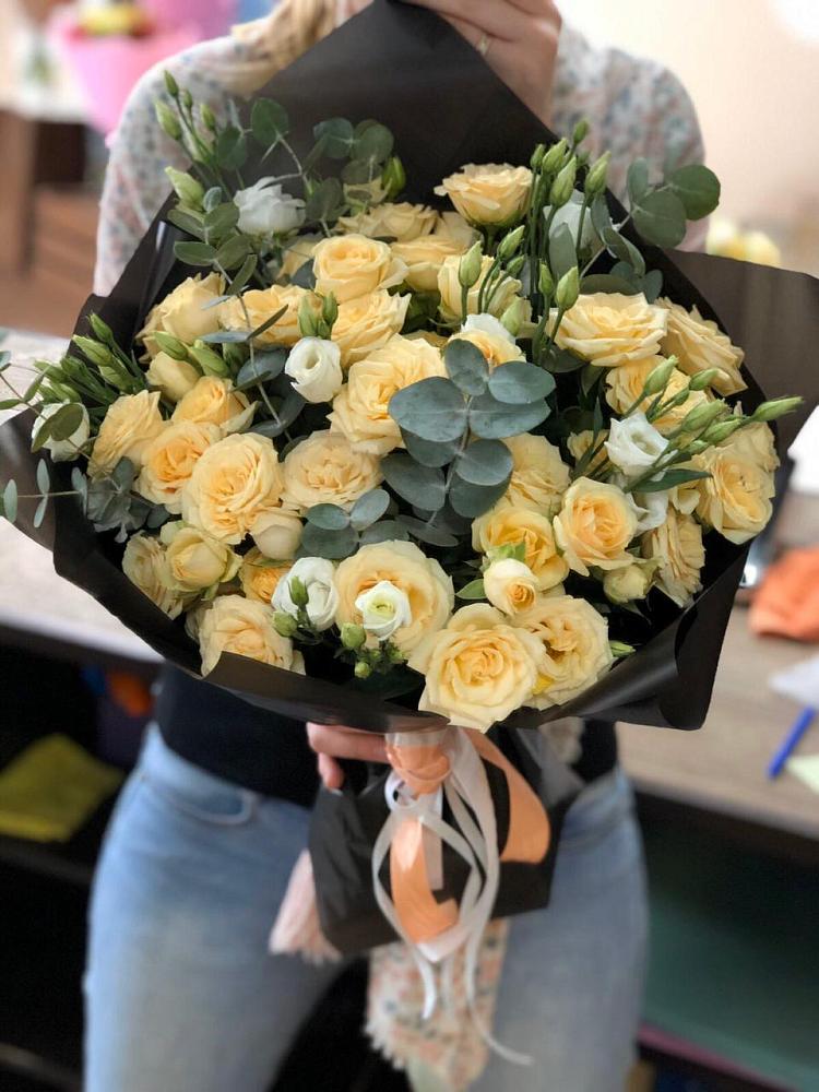 Букет птица счастья в Александровской Краснодарского края Букет цветов из: Розы и Лизиантусы в Александровской Краснодарского края