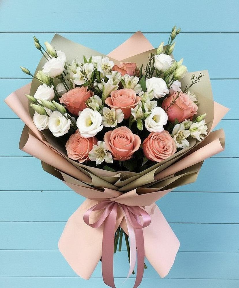 Букет цветов из: Розы, Альстромерии и Лизиантусы в Александровской Краснодарского края