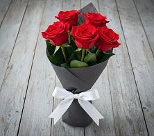 Букет 5 Красных роз Эдлесс Лав в Александровской Краснодарского края