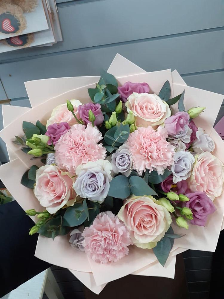 Букет обаятельный в Александровской Краснодарского края Букет цветов из: Розы, Гвоздики и Лизиантусы в Александровской Краснодарского края